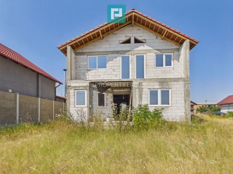 Vilă la roșu cu 4 dormitoare în Fântânele