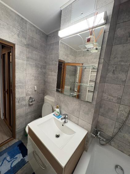 Vând apartament decomandat complet mobilat și utilat cu loc de parcare inclus