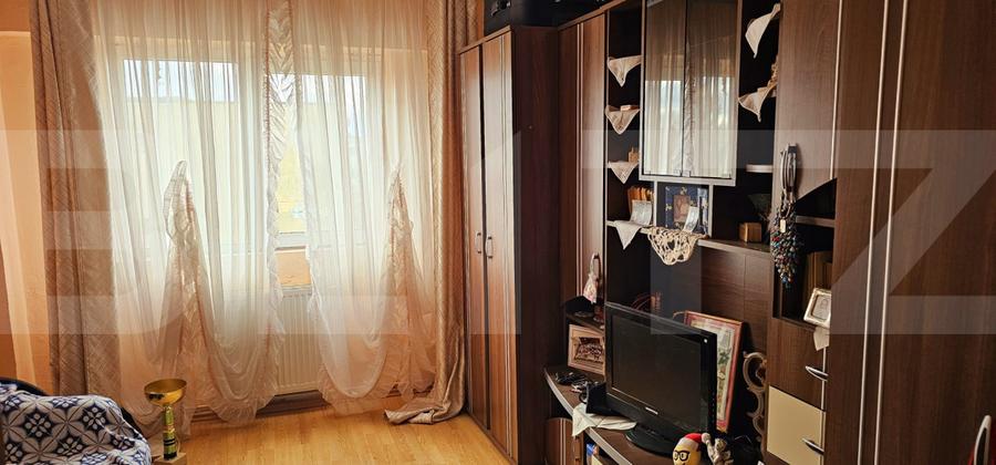 Apartament generos: 97,5 mp, 5 camere, 2 băi mari