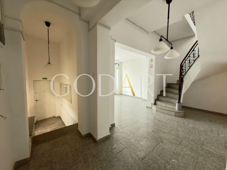 Vila spatioasa | Complet renovată | Central