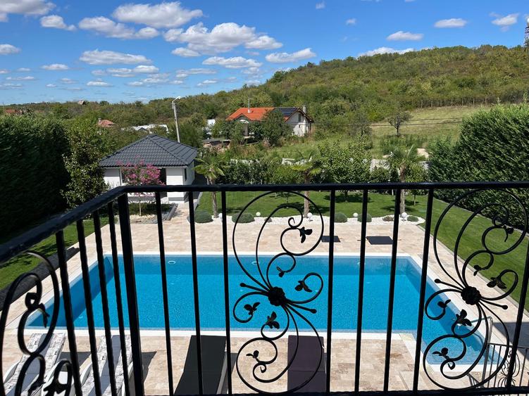 Vilă cu 7 camere, P+E, Piscină, 1102mp teren, Dealuri, Oradea.