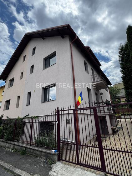 Casa de vanzare tip duplex- proprietate exclusiva in Centru vechi -curte privata - 35