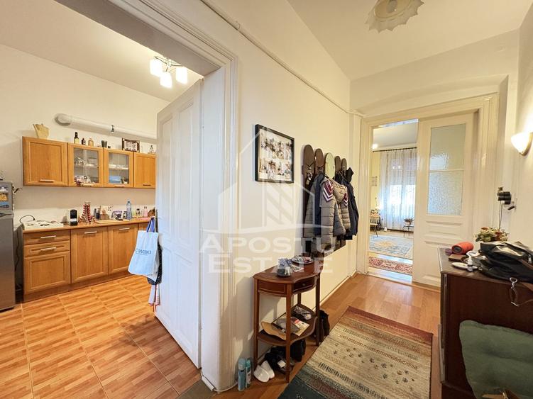 Apartament 2 camere, etaj intermediar, cu garaj in cladire reabilitata