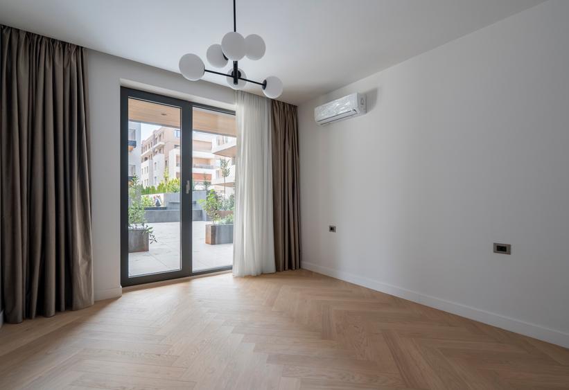 APARTAMENT 4 CAMERE DE VANZARE CU GRADINA