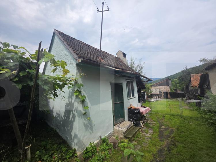 Casa taraneasca de lemn cu veranda
