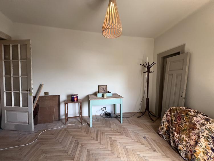 Apartament 3 camere semidecomandat. Palatul Agricola-Fonciera.