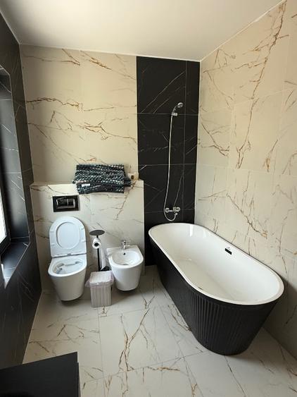 Casa individuala de vanzare - 4 camere, 2 bai, dressing, 2 balcoane, 2 terase