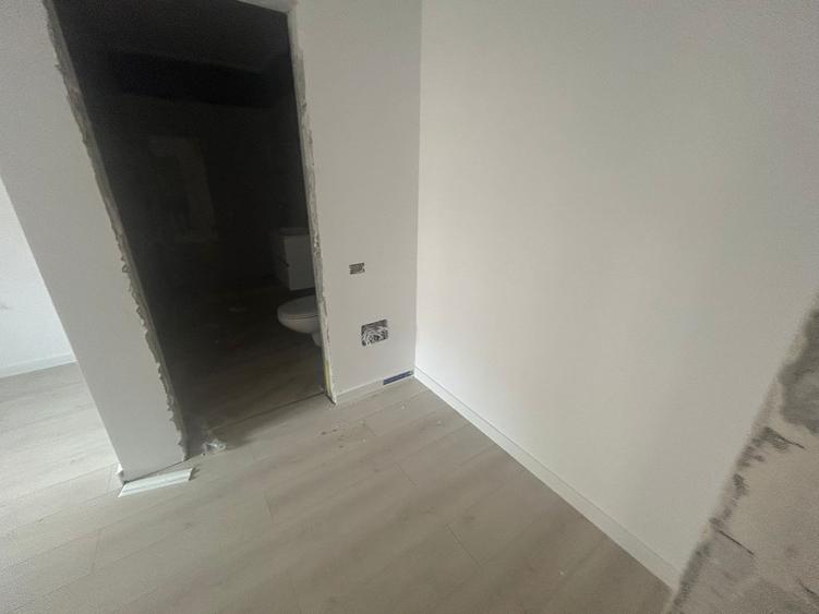 Apartament 3 camere decomandat, 35mp curte proprie, metrou Berceni