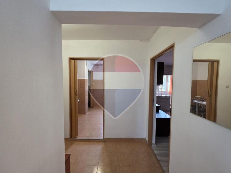 Apartament 4 camere decomandat etaj 2 centrala în zona Confectii