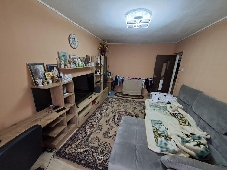 Apartament cu 3 camere, decomandat, etajul 2/4, zona Galata