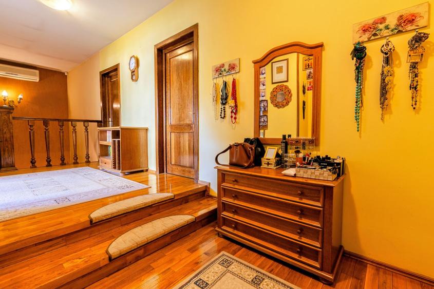 Vilă S+P+M, 2 fronturi stradale, ideală locuit/birouri/clinică, grădiniță, etc