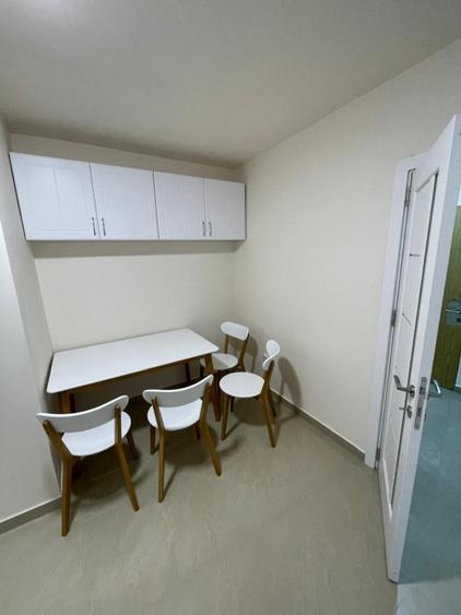 Inchiriez ap. 2 camere, minim 2 ani, renovat, garaj, et.2, lift, balcon 12 mp.