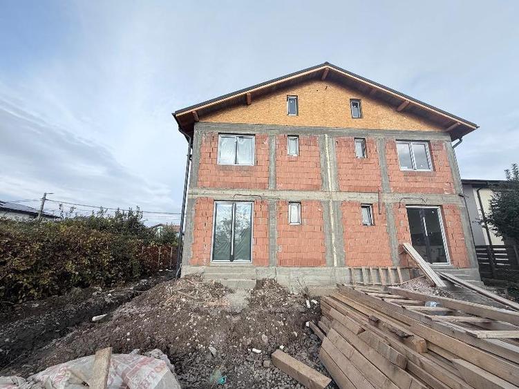 Vanzare -  Casa  - Vila - Prelungirea Ghencea - Dantelei - teren 245mp -210000E