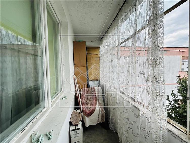 Ap cu 3 camere, balcon, Zona Strand, la cheie, zona buna