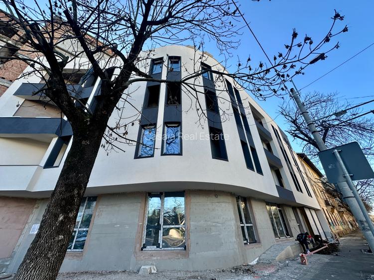 Spatiu comercial de închiriat // Clădire birouri // Bd. Ferdinand 1 - 3