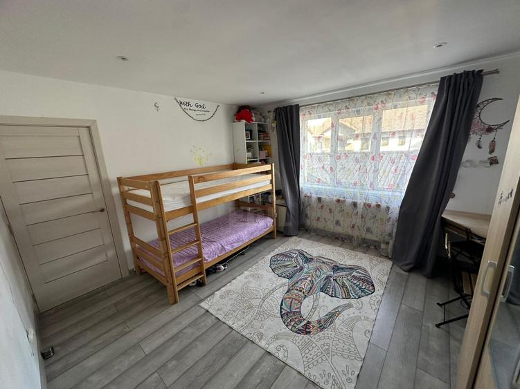 Apartament 3 camere semidecomandat zona Florilor