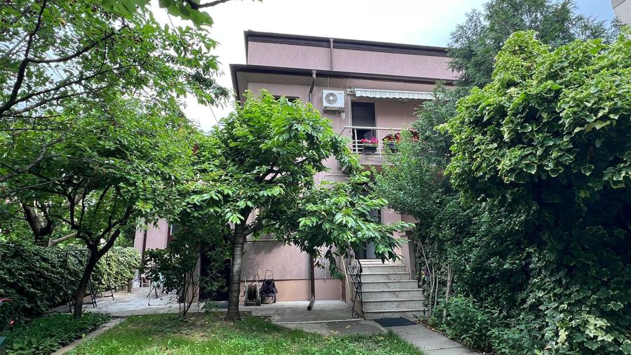 Apartament in vila cu 6 camere si curte proprie de 202 mp