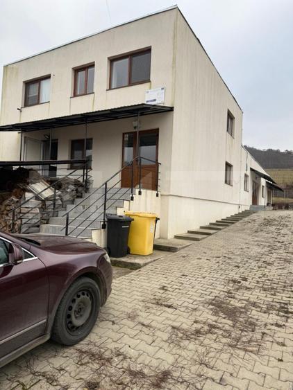Clădire comercială, 318 mp, teren 12 ari, zona Mariselu