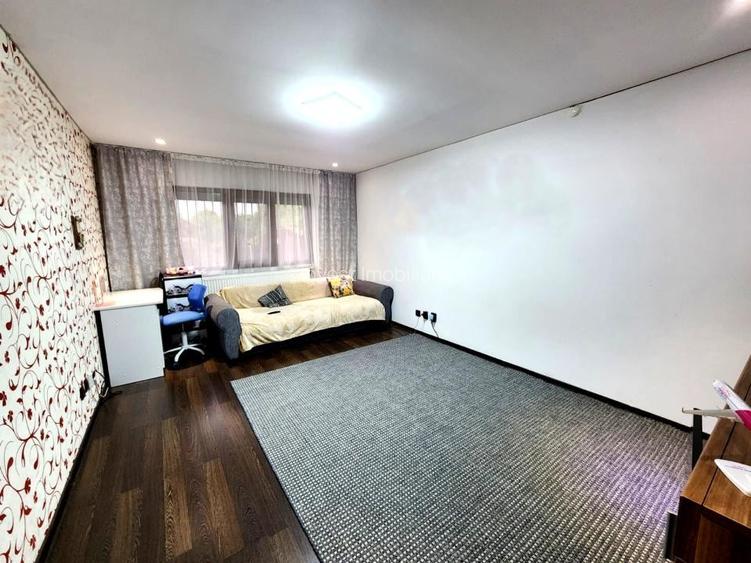 Apartament 2 camere decomandat, parter înalt, Podu Iloaiei – zonă centrală - 3