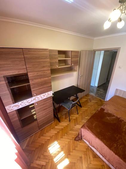 Apartament 3 camere, decomandat, etaj 2, pacrare, UMF