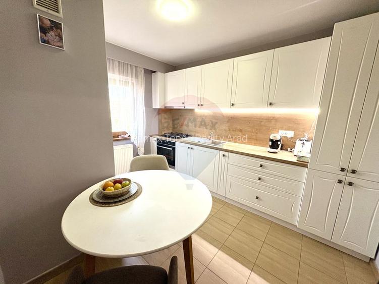 Vanzare apartament 3 camere decomandat cu loc parcare Micalaca zona300 - 2