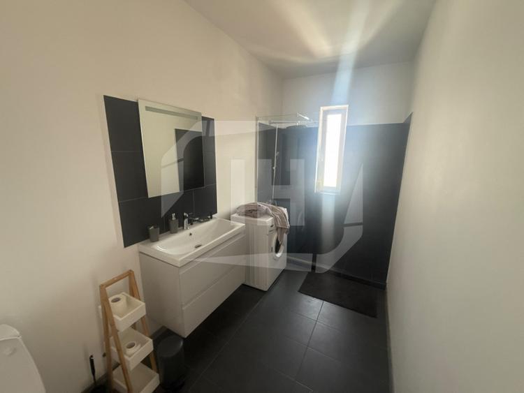 Apartament tip penthouse, 2 camere, terasa, parcare, zona strazii Paris