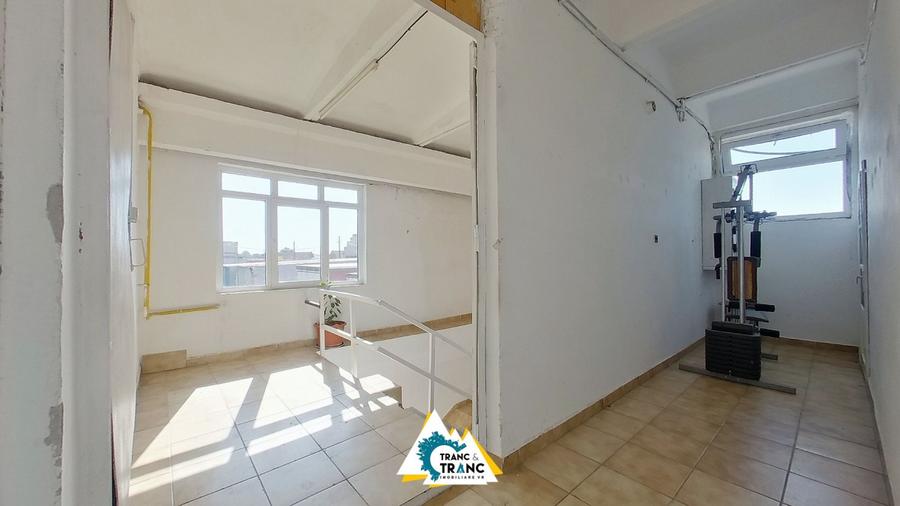 Clădire împunătoare de 540 mp pe 2 nivele în Sânnicolau Mic