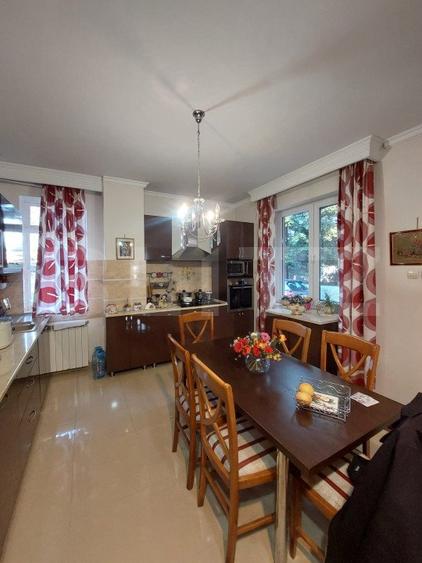 Vila, 10 camere, 580 mp, zona Cartier Albert