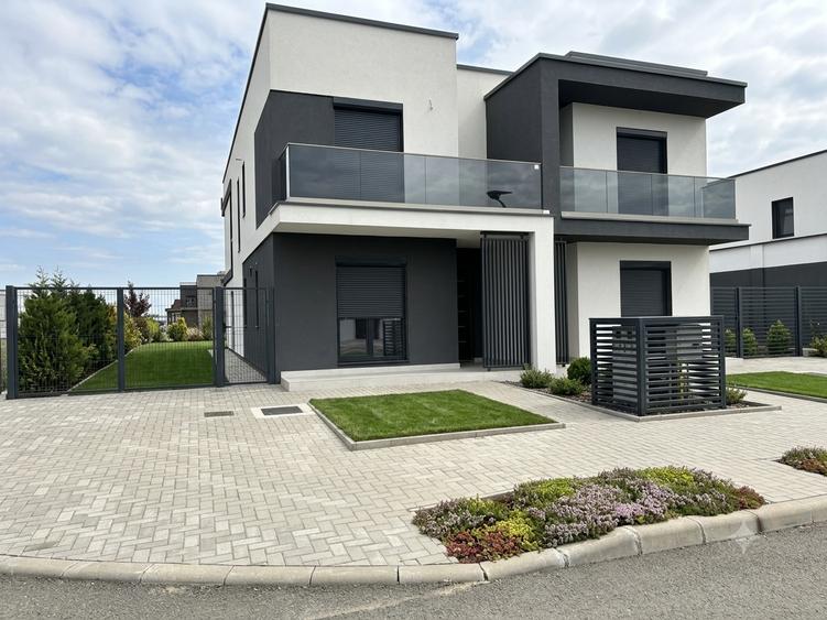 Casa tip duplex- de vanzare la cheie