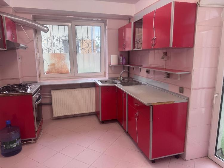 Particular inchiriez vila One Cotroceni/P+1+M/ 6 Camere /4 bai/ 3 intrari