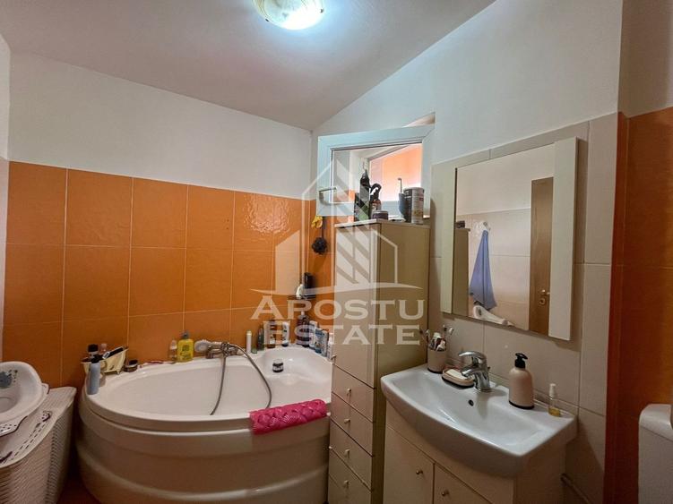 Jumatate de duplex  cu 4 camere si 2 bai, decomandat situat in Utvin