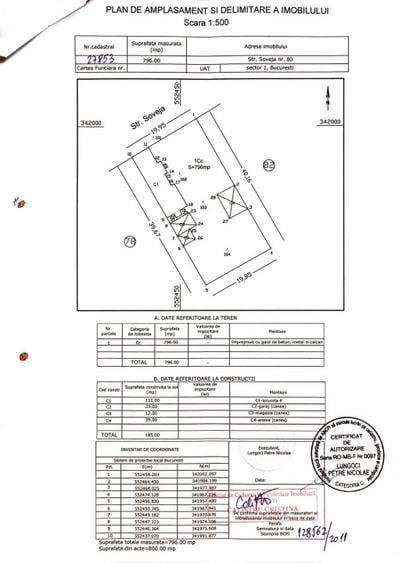 Vând teren și construcții demolabile