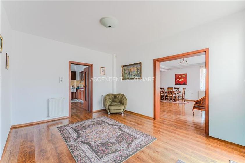 Vila solida Tractorul Coresi, spatii ample, teren 700 mp, garaj 4 masini - 12