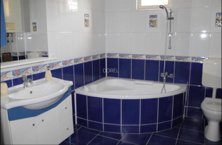 Proprietar vand casa  suprafata utila de 250mp parter etaj. Suprafata teren 272m - 8