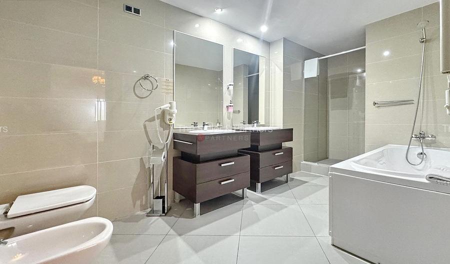 Priveliste spre masivul Postavarul - 8