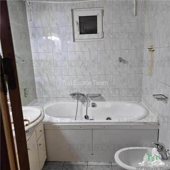 Apartament spatios cu 4 camere plus boxa accesibila din interior. - 12