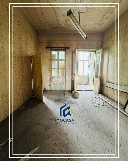 De vanzare Apartament de renovat 4 camere generoase Central Arad - 9