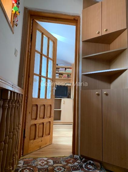Închiriez 2 camere din care una la mansarda - conditii bune.    - 10