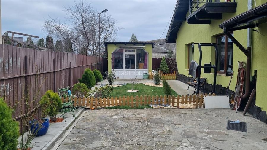 Casa de vanzare moderna cu costuri reduse, panouri solare si spatiu comercial in - 23