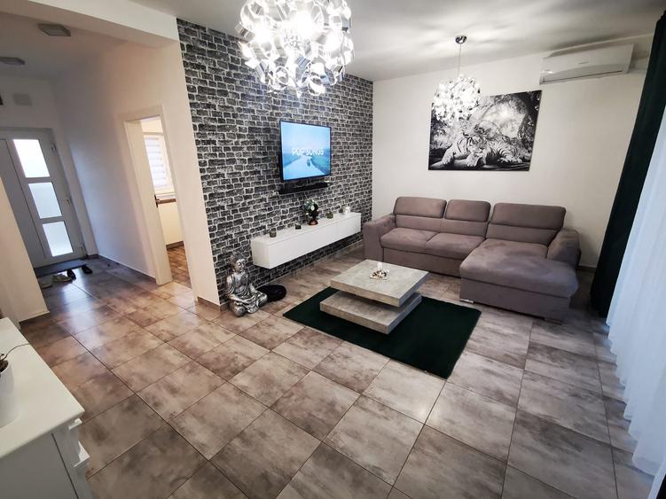 Casă tip înșiruită modernă de vânzare în Dumbrăvița