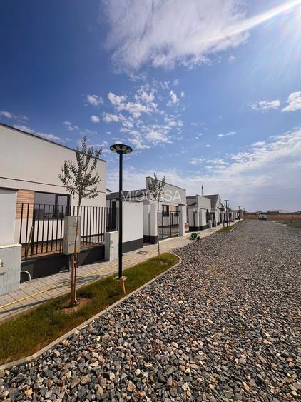 Comision 0%. Duplex pe parter.  Panouri solare.  328 mp teren.  La cheie. - 3