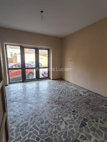 Casă situată Ultracentral având destinația de spatiu comercial cu 3 accese - 9