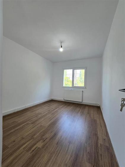 Etaj 1 - Piata Dacia, 4 camere decomandat cu 2 bai, liber