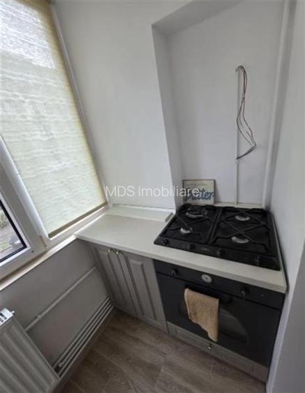 Decomandat la etaj 1 cu centrala propie - 9