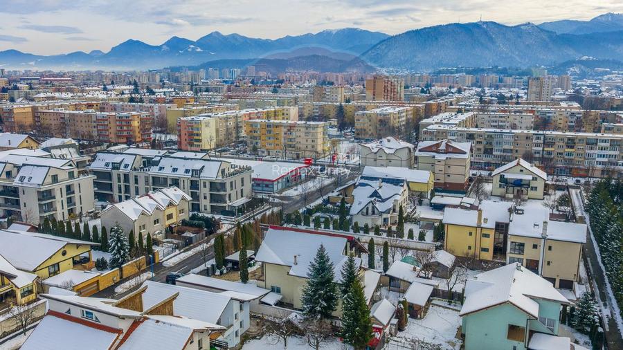 Casă spațioasă 350 mp utili, Teren 650 mp, Garaj subteran, Tractorul - 53