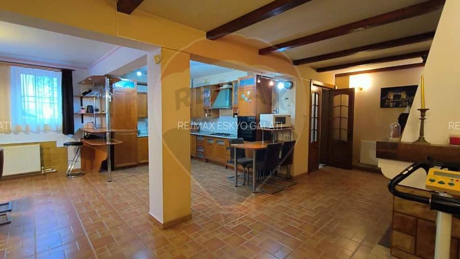 Casă cu piscină de vânzare în zona Piața Centrală Galați - 15