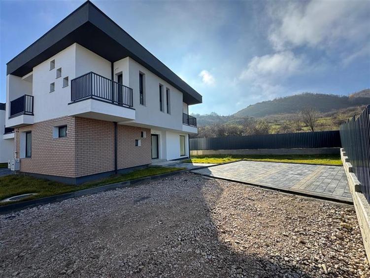 Casa Unifamiliala  Parter + Etaj , situata in Floresti!