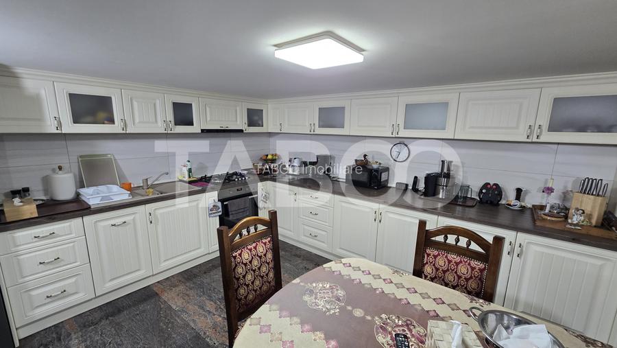 Casa individuala de vanzare 10 camere 691mp teren si garaj zona Lupeni - 9