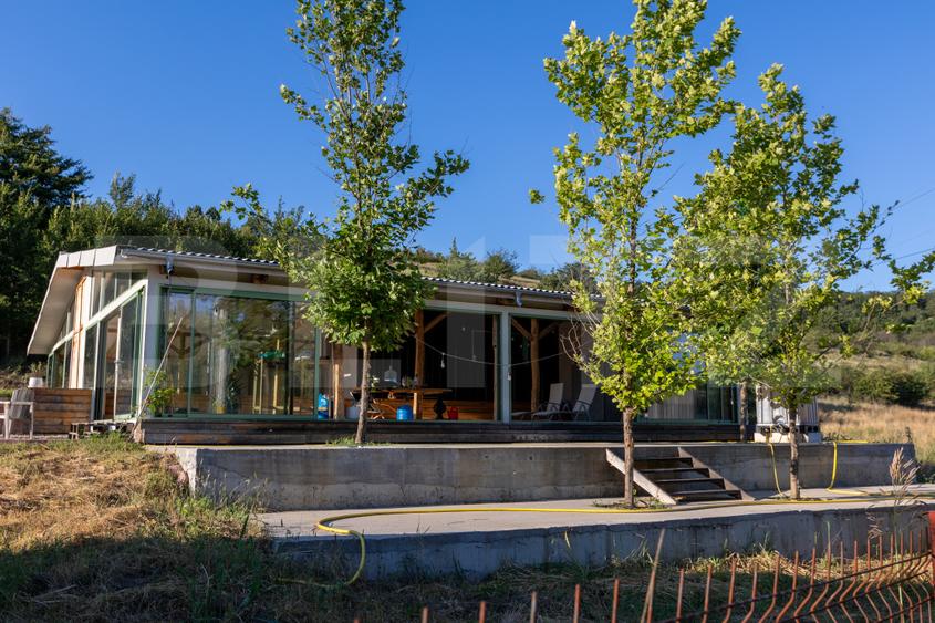 Pensiune 11 camere, cramă, terasă închisă, teren 15.073mp, zona Leamna
