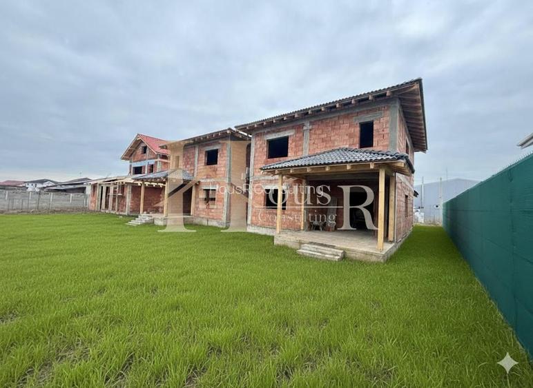 Calitate.Case despartite.365 mp teren.Car Port! - 3